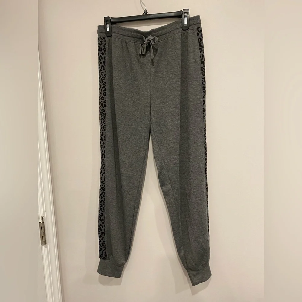 •2/$40• Splendid 2-Piece Pajama Lounge Set Animal Print - Picture 6 of 7
